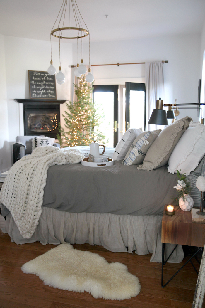 Sapin de Noël décoré de lumières, quelle couleur avec le gris, cool idée comment décorer, table de nuit bois 