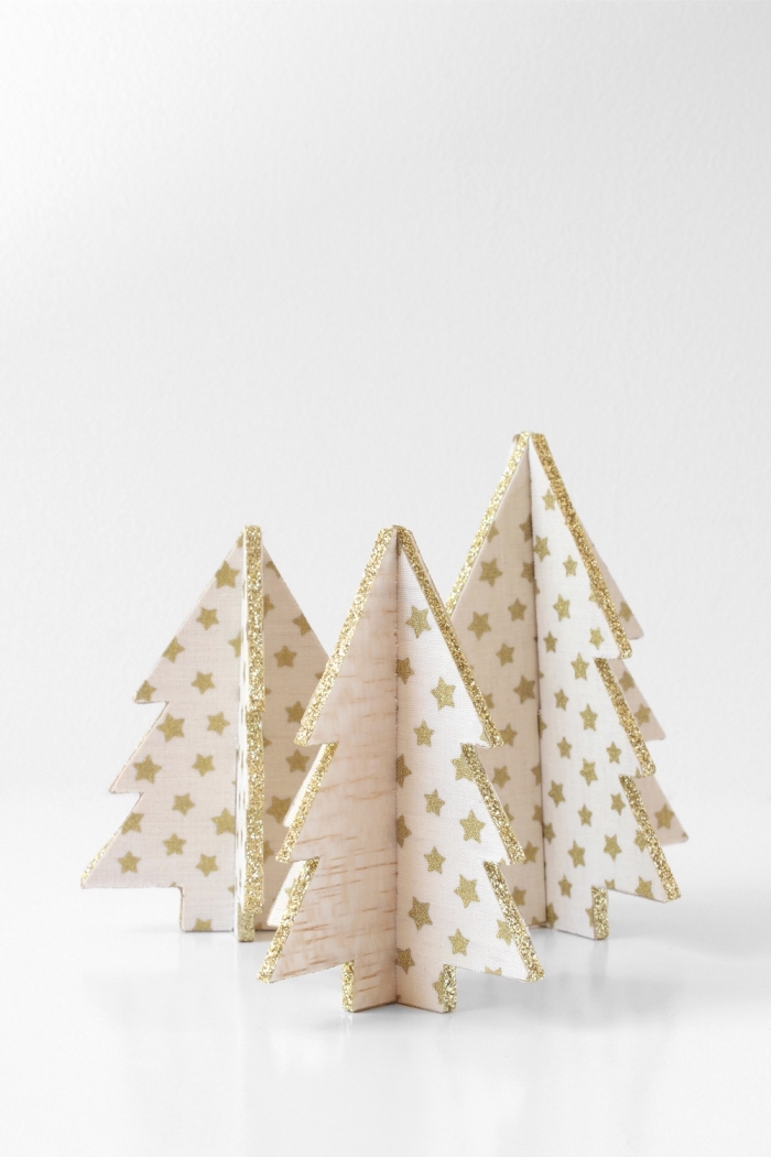 exemple de décoration de noel à fabriquer en bois, modèles de mini sapins fabriqués en morceaux de bois décorés avec papier scrapbooking