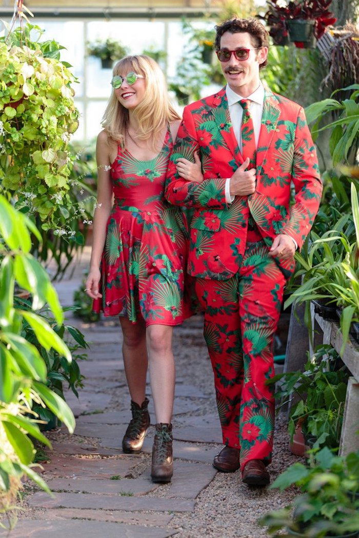 Rouge robe de noël a motif vert feuilles, robe nouvel an et homme en tailleur de meme motif, tenues de fete associés 