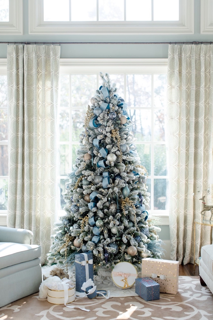 idée comment décorer un arbre de Noel de style bord de mer avec ornements en bleu et argent, deco sapin noel aquatique