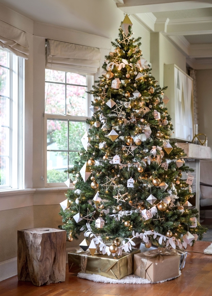 exemple comment décorer un gros arbre de Noël naturel avec guirlande DIY en papier et boules métalliques en or