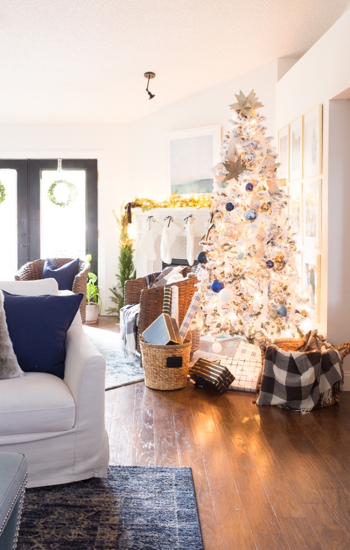 idée quelles couleurs combiner pour la décoration d'un arbre de Noël blanc, idee deco sapin de noel en blanc avec accents en bleu
