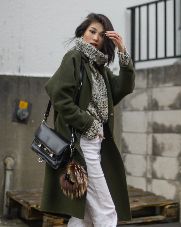 couleurs pour un look tendance d'hiver femme, style casual chic en pantalon taille haute avec pull oversized gris