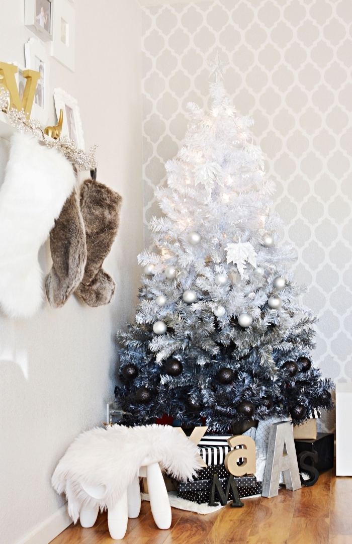 quel design pour une décoration de sapin de Noël originale en hiver 2019, deco sapin noel à effet ombré en noir et blanc