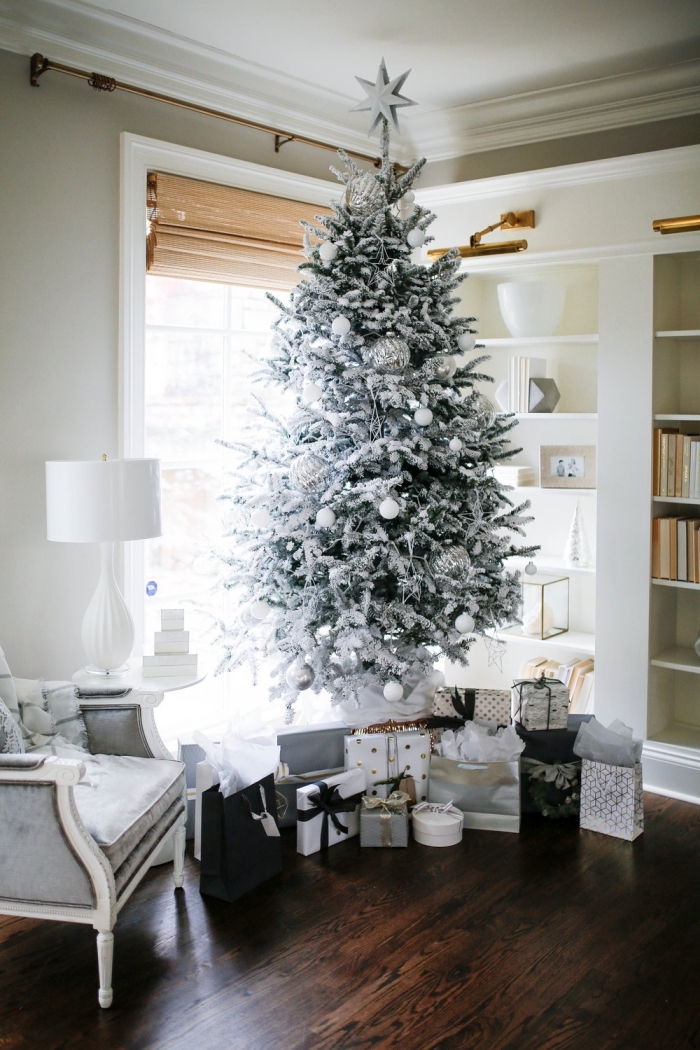 modèle d'arbre de Noël artificiel aux branches blanches décoré avec ornements argentés, idee deco sapin de noel en blanc et argent