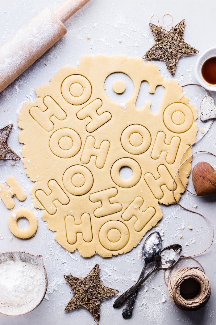 recette sablés de Noël, pâte sablée dans laquelle découper des sablés en forme des lettres H et O, biscuit de noel facile et rapide