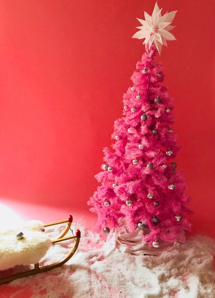 idee deco sapin de noel pour une chambre petite fille avec un arbre de Noël artificiel aux branches roses et ornements rose gold