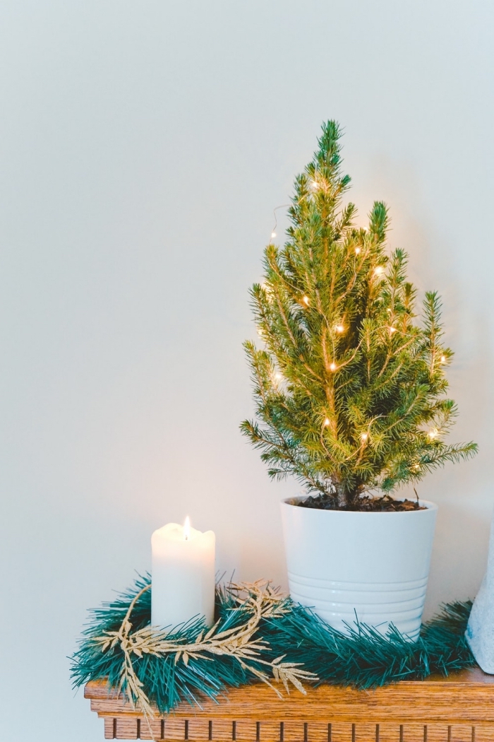 exemple de décoration minimaliste pour Noël dans une pièce blanche aménagée avec meubles en bois, déco tendance noel 2019
