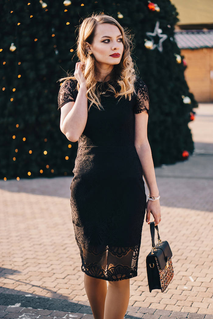 Idée tenue de noël de robe en dentelle noire, comment s'habiller pour la veille de Noël, courte robe parfaite pour une soirée spéciale 