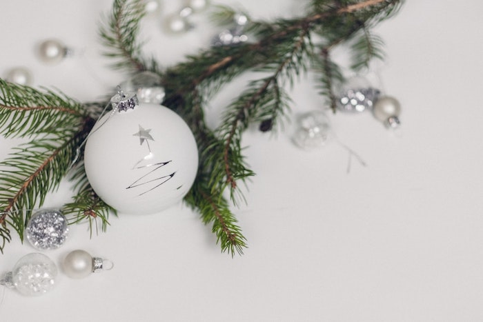 Boules de Noël blanches et accent argenté, photo joyeux noel, joyeux noel image de beauté