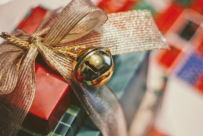 Emballage de cadeaux, rubans dorés photo sapin de noel, image joyeuses fêtes