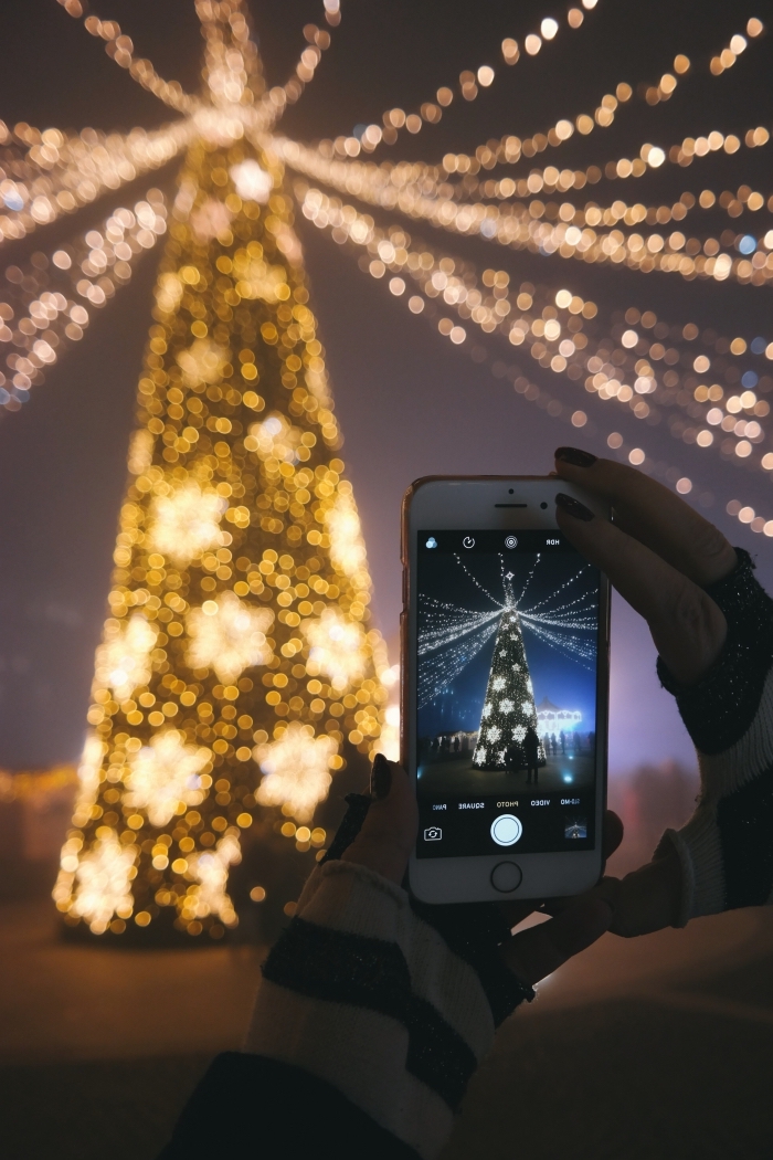 image de sapin de Noël pour fond d'écran smartphone sur thème Noel, wallpaper iphone avec photo de sapin lumineux