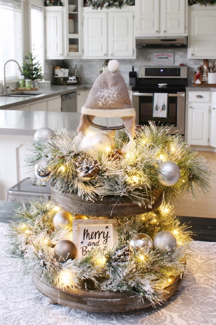 idée de decoration de table de noel a faire soi meme, exemple comment dresser une table de Noël en blanc et argent, décoration de Noël à fabriquer en bois