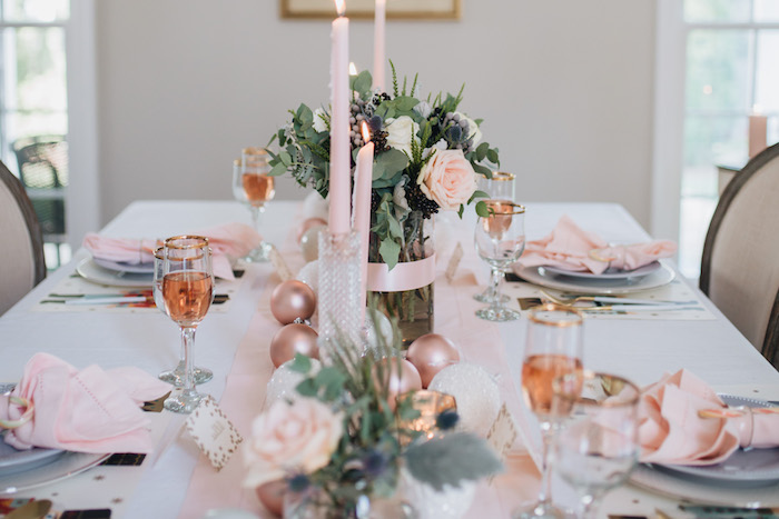 fabriquer un centre de table fleuri en bouquet de fleurs noués d un ruban rose, centre de table rose avec des boules de noel rose, pliage serviette avec rond de serviette