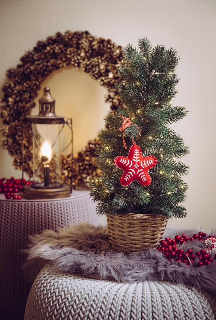 image sapin de noel minimaliste décoré avec chaîne led et étoile rouge en tissu, idée déco festive en gris et or