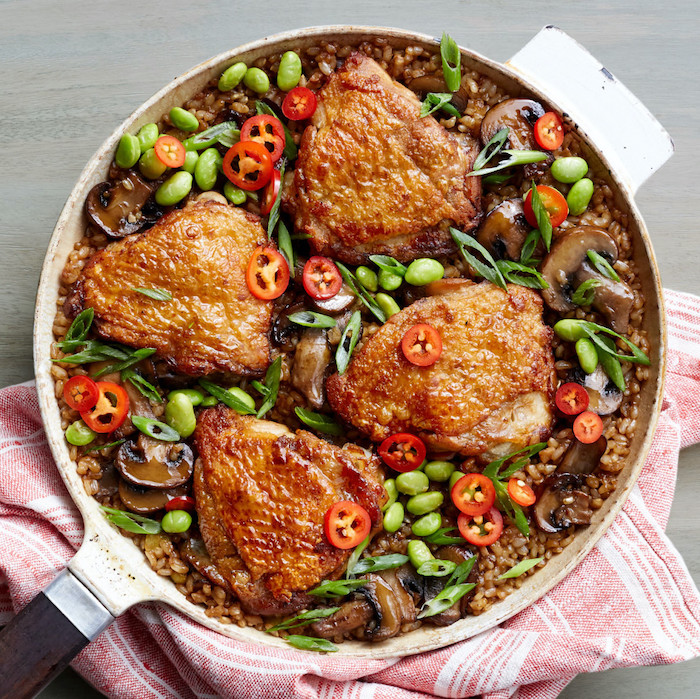 cuisses de poulet au four avec des harcots verts sur canapé de riz br avec du piment rouge haché