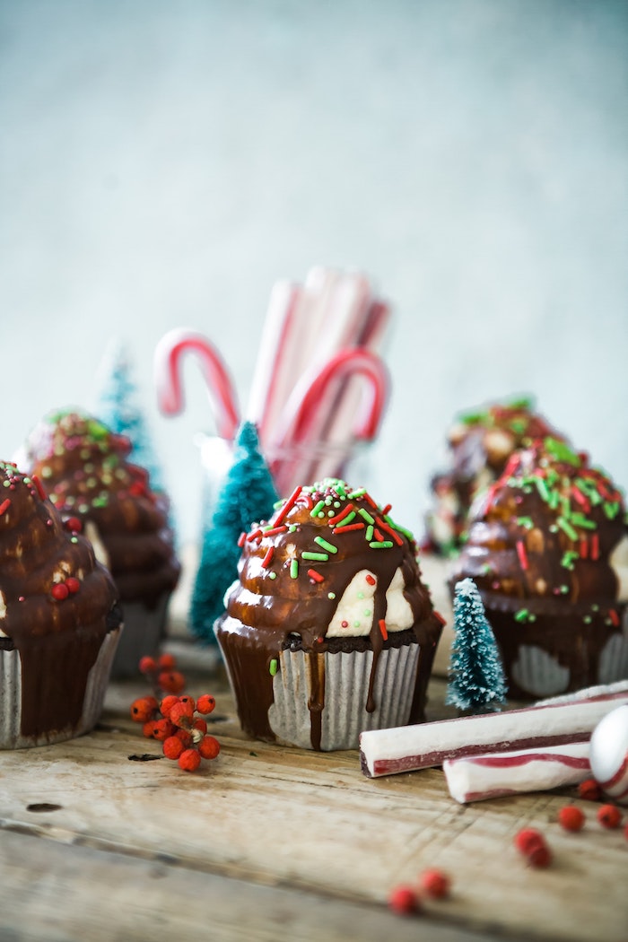 Cupcakes pour Noël sur la table, belle image joyeuses fêtes, photo joyeux noel desktop