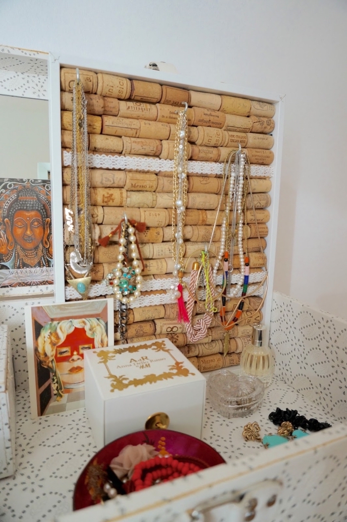 organisateur pour bijoux à faire soi-même avec bouchons de liège et cadre bois, fabriquer un porte bijoux original