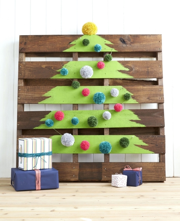 exemple comment créer une décoration Noël originale avec peinture et palette, modèle de sapin en palette avec peinture sapin vert