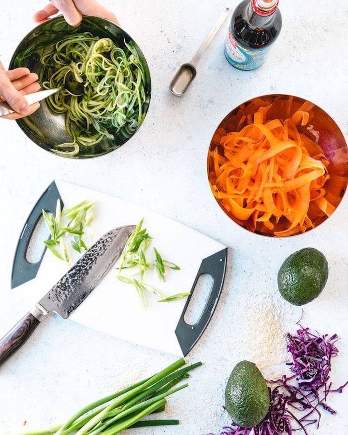 photo des ingredients pour préparer une salade au saumon avec des carottes, concombres, citron ciboulette, avocats