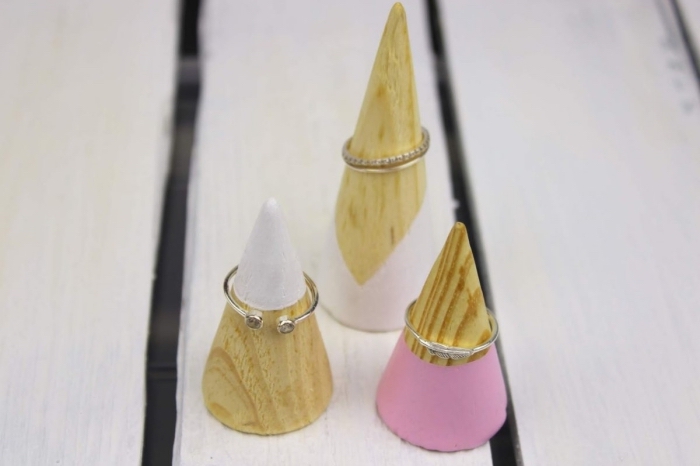 fabriquer un porte bijoux facile, diy cônes en bois décorées avec peinture blanche et rose comme porte bague