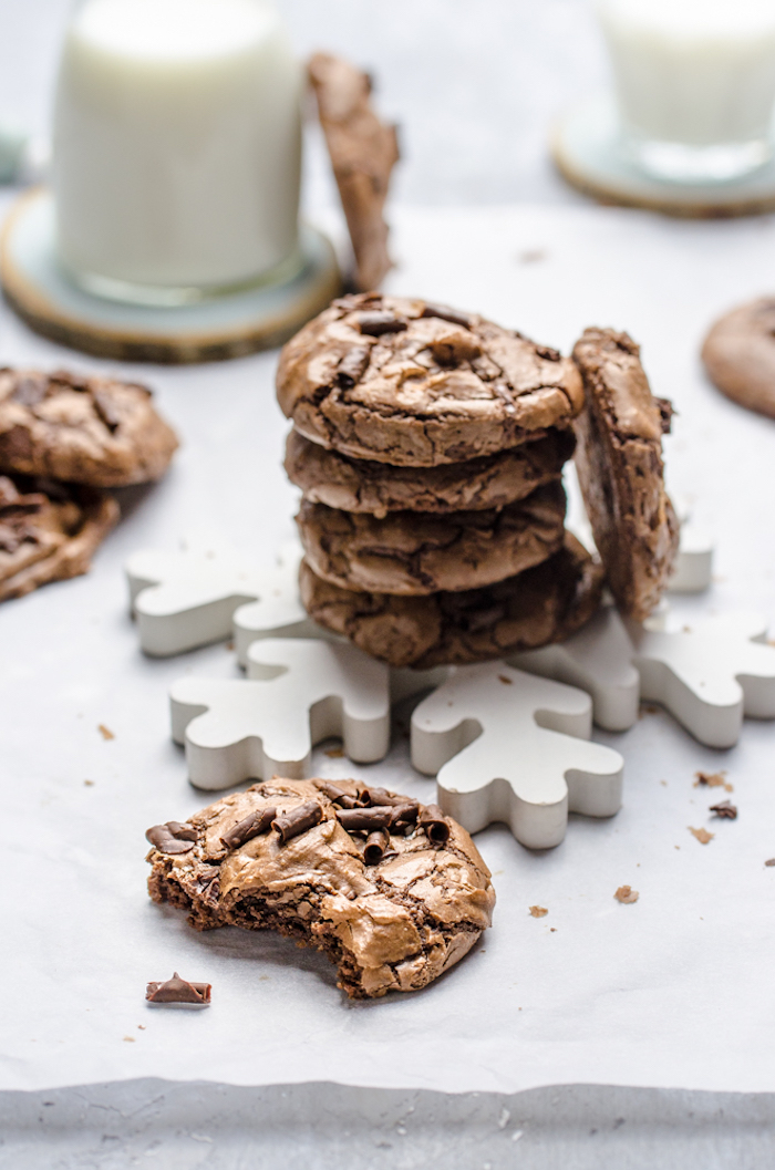 recette de biscuit de noel au copeaux de chocolat à manger avec du lait, idee recette cookies pere noel