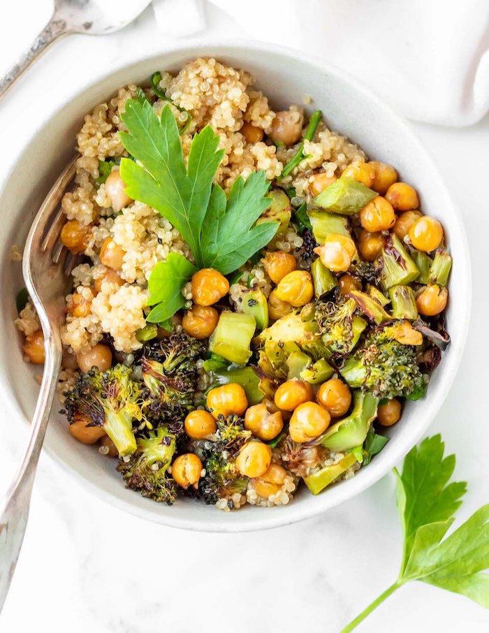 salade à la quinoa facile à préparer avec des brocolis, pois chiches et du persil frais en top, plat healthy vegan