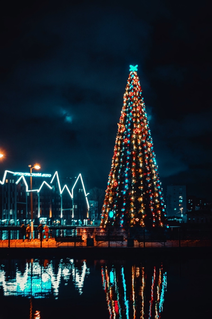 idée fond d'écran verrouillage pour Noël avec une photo de nuit, photo sapin de noel décoré en ornements bleu et or