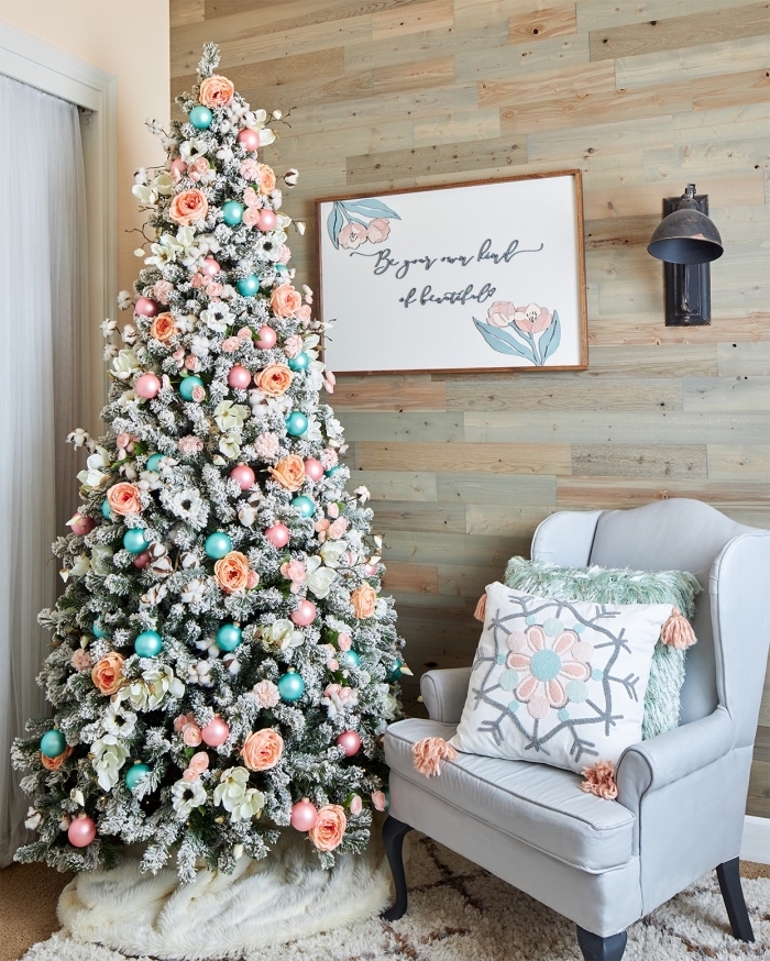 idée originale pour décorer un arbre de Noël 2019, decoration sapin de noel avec boules turquoise et petites fleurs artificielles