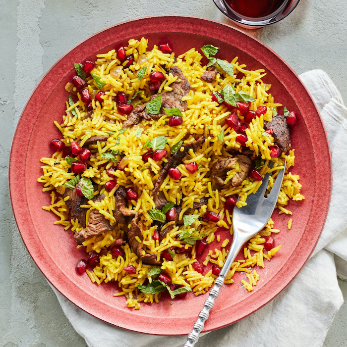 riz pilaf recette pour votre menu équilibré semaine pour famille, riz à la curcuma avec des bouchées de viande et grains de grenade