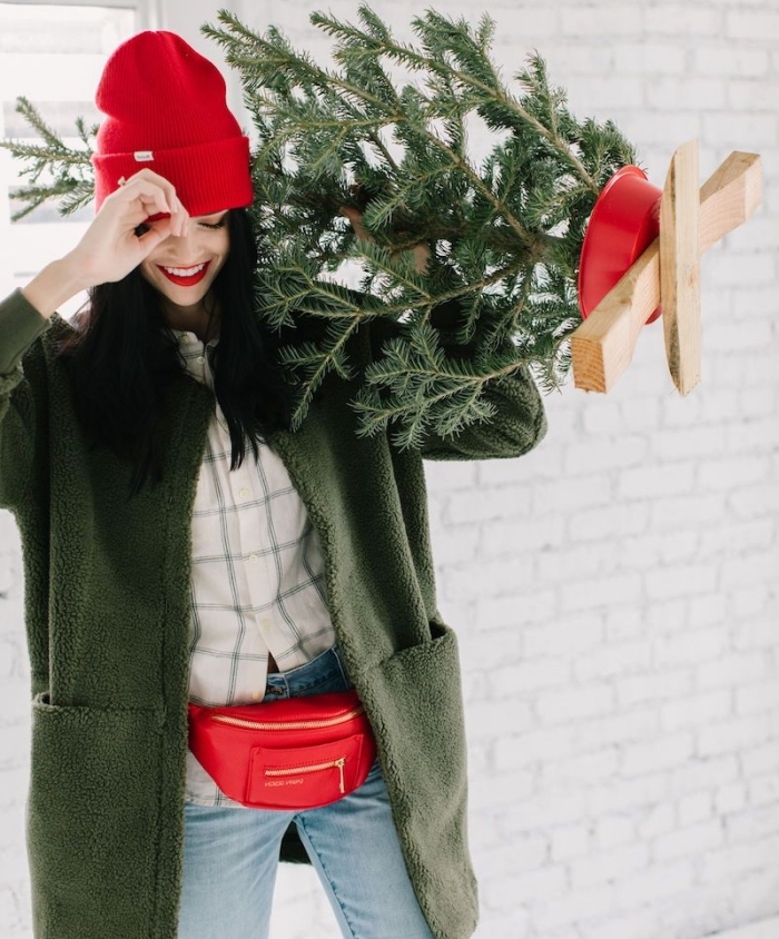 exemple de maquillage de fete facile, idée tenue journée de Noël avec manteau vert et accessoires bonnet et sac ceinture en rouge