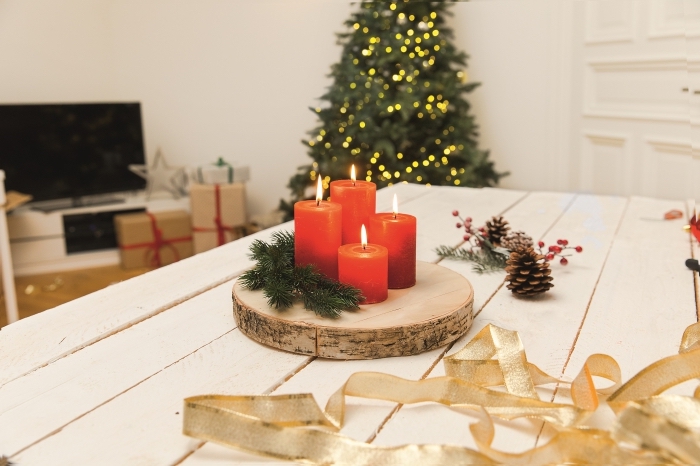 deco de table de noel avec des objets fait maison, diy décoration Noël avec rondelle de bois décorée de bougies et branche sapin
