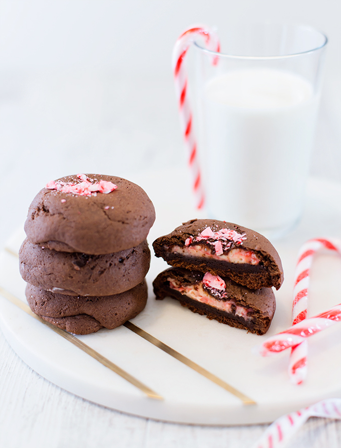 idee de cookies moelleux chocolat cacao avec centre de menthe poivrée et decoration de bonbon menthe poivrée concassé