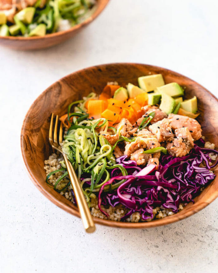 exemple de salade composée de saumon, avocat, chou, carottes sur quinoa, idee repas du soir simple