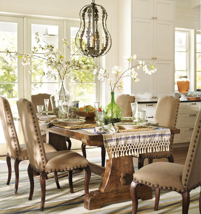 Salle de séjour, table longue et chaises dans la salle à manger, bonbonne en verre, stylée déco avec vase en verre décorative