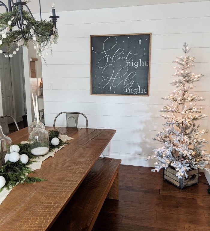 idée comment réaliser une décoration de Noël minimaliste dans une salle à manger en blanc et bois avec arbre de Noël blanc