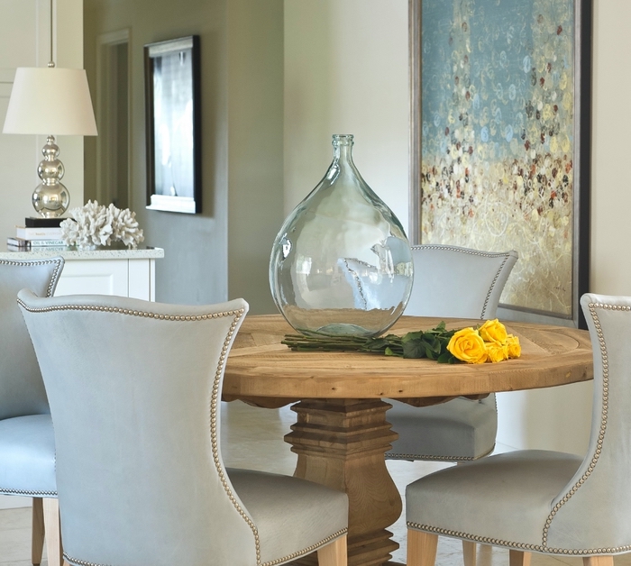 Ronde table en bois, fauteuils de salle à manger, vase dame jeanne, deco vases, cool idée comment décorer, roses jaunes