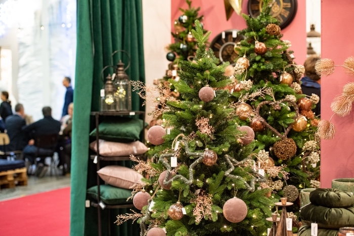 idée comment décorer un arbre de Noël stylé avec grosses boules en rose poudré et ornements à effet métallisé