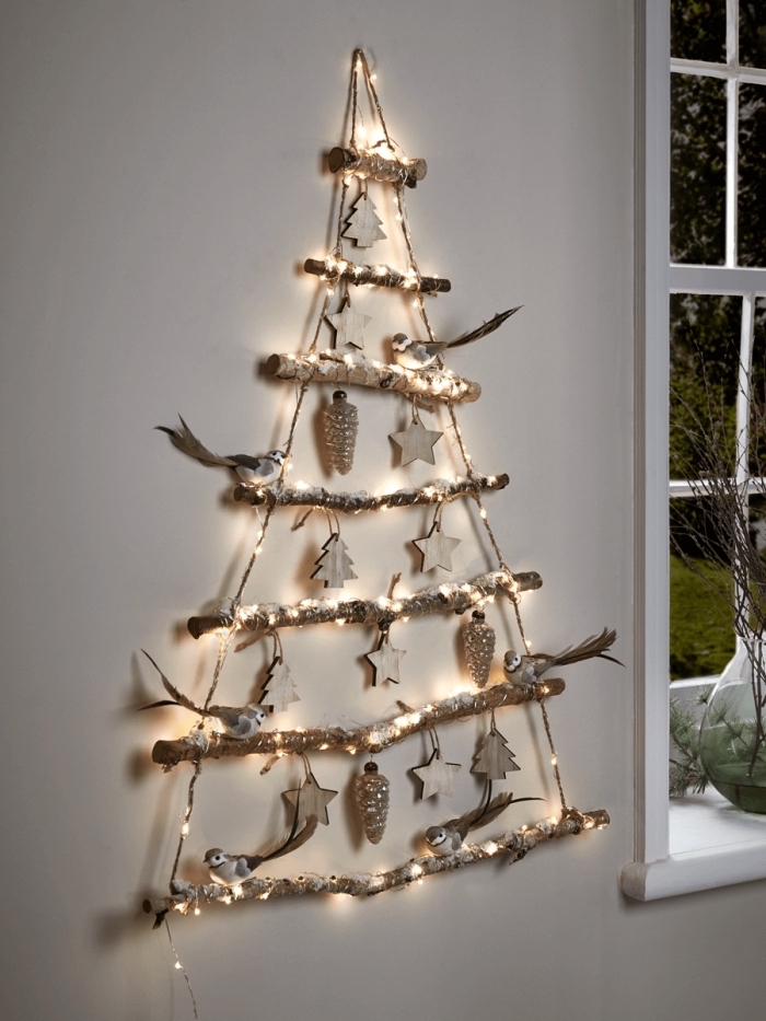bricolage facile pour Noël avec branches de bois et ficelle, idée sapin de noel bois à design suspendu à faire maison