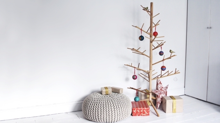 fabriquer un arbre de noël original avec bâtons en bois, design intérieur de style minimaliste avec une déco de Noël DIY