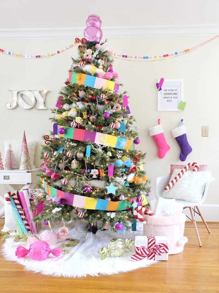 exemple comment décorer la chambre d'enfant pour Noël avec un gros sapin, decoration sapin de noel sur thème confiserie