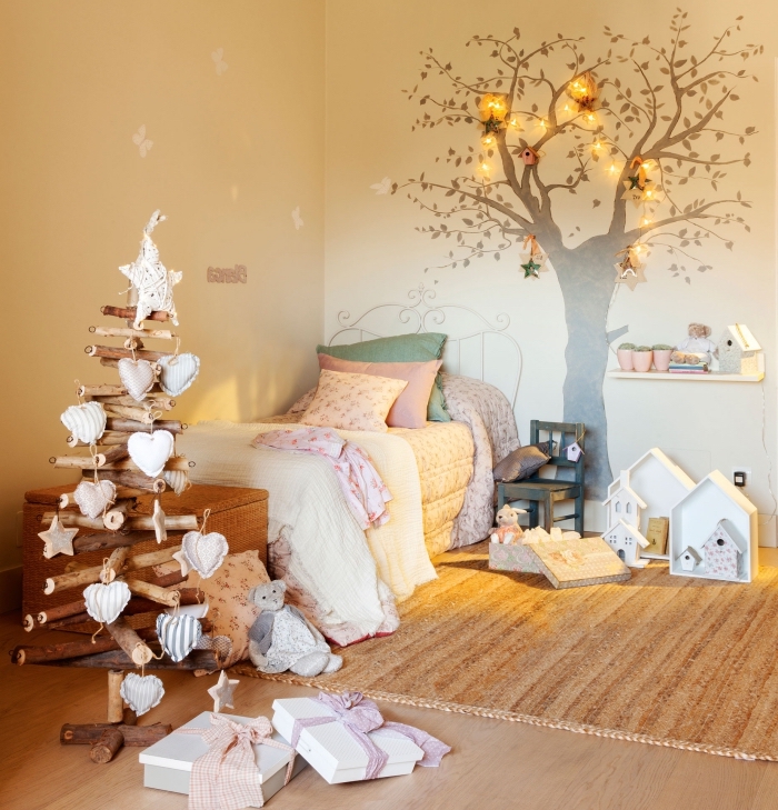 exemple comment décorer une chambre d'enfant pour la fête de Noël avec objets DIY, modèle arbre de noel en bois fait main
