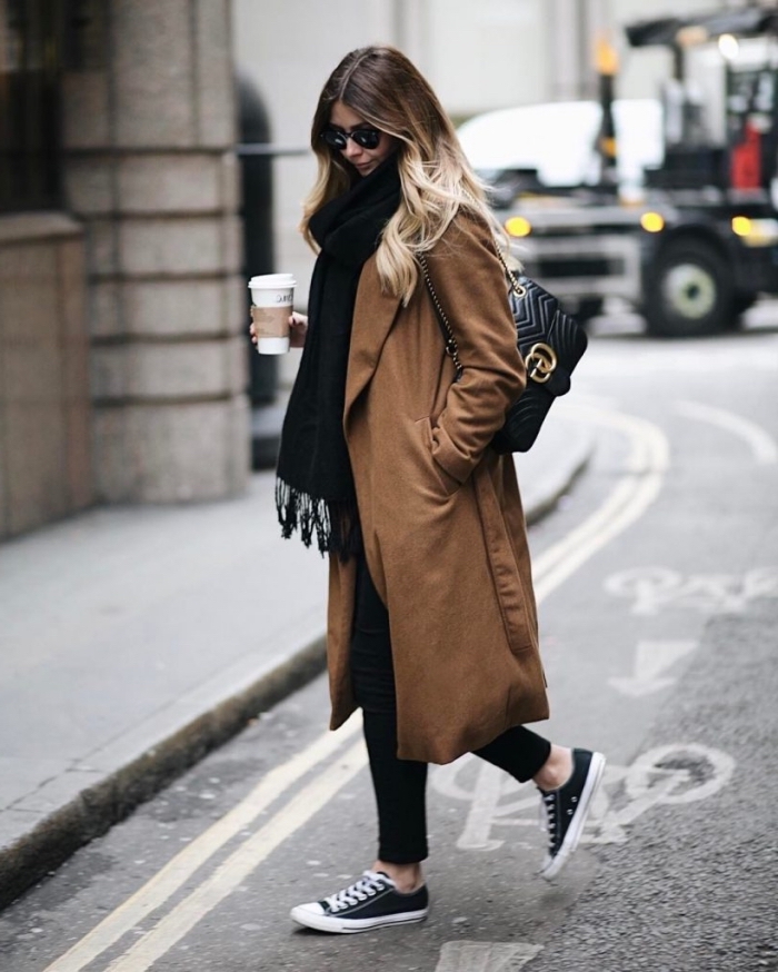 look vestimentaire au boulot de style casual chic en couleurs tendance 2019, modèle de manteau loose et long marron