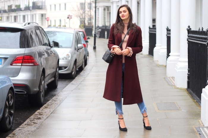 modèle de manteau femme hiver 2020 de couleur burgundy, style vestimentaire femme chic en jeans et chaussures hautes 