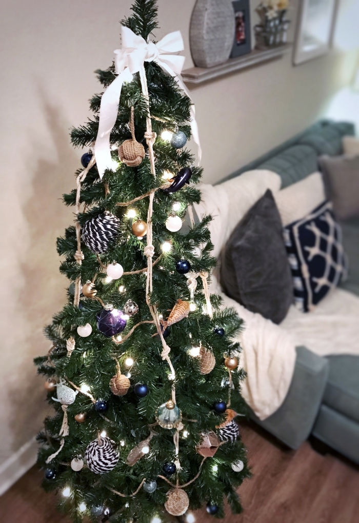 idée arbre de Noël décoré avec ornements sur thème bord de mer, decoration de noel interieur aquatique en gris et bleu