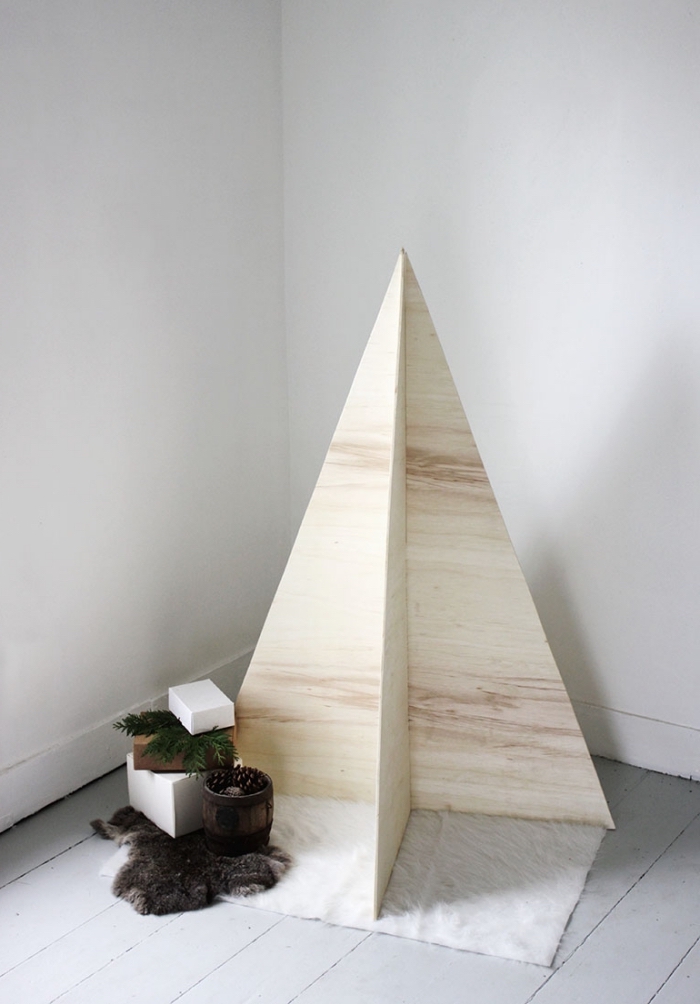 deco de noel fait main, exemple de mini sapin de style scandinave fabriqué avec contreplaqué de bois clair en forme triangulaire