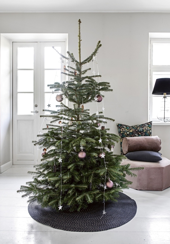 comment décorer un salon scandinave avec accents en noir et rose poudré pour Noël, deco sapin noel naturel