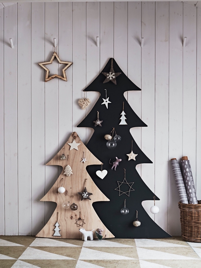 modèle de sapin de noël en bois fait maison en contreplaqué de bois peint en noir, décoration de Noël de style minimaliste