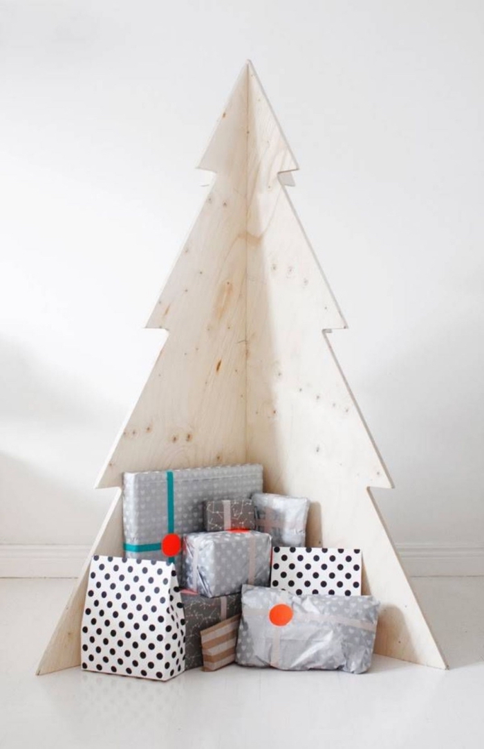 faire une décoration de Noël de style scandinave, modèle de sapin de noel original fait avec contreplaqué de bois clair