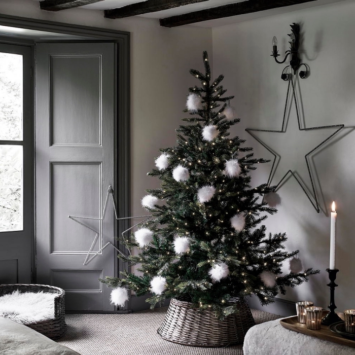 tendance décoration intérieur style minimaliste, déco de salon blanc et gris avec plafond à poutres bois foncé et arbre de Noël minimaliste